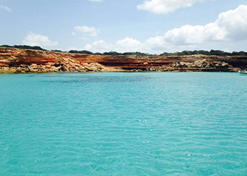 Lux-Sailing-Explore-Cala Saona_0002_cala-Sonona Relax on your vacation on board a catamaran navigating ibiza and formentera